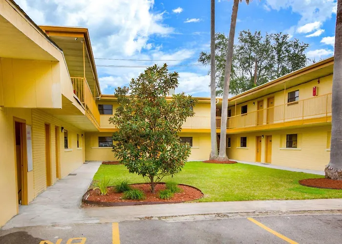 Hotel near College: Rodeway Inn & Suites Houston Near Medical Center